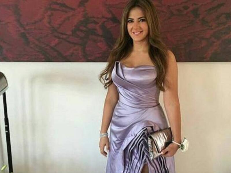 أطلّت الممثلة  المصرية دنيا سمير غانم في حفل شقيقتها بفستانٍ طويل باللون البنفسجي الفاتح، مع فتحة الى فوق الركبة. ووصفت اطلالاتها بالسيئة.
