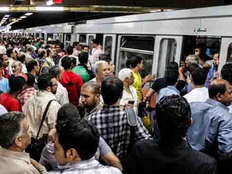 محدش واقف فى المواصلات: تصريح ساخن أصدره المهندس رزق على، رئيس مجلس إدارة هيئة النقل العام بالقاهرة، مؤكدا أنه نادرًا ما يرى راكبا واقفا فى الأتوبيس وغير جالس على مقعد، قائلا: "أنا رئيس هيئة النقل العام ونفسى أشوف راكب واقف”.