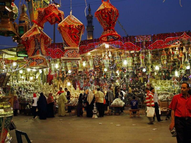 "مصر" سنة 2009، شنّت السلطات المصرية حملة مفاجئة وقامت باعتقال مواطنين في الشارع موجّهةً لهم تهمة جديدة اسمها "الجهر بالإفطار"، ويقال هناك نصاً قانونياً لا يُطبّق ولكنه ينص على معاقبة مَن يجاهر بالإفطار في نهار رمضان وبمعاقبة مَن يفتح مطعماً. 