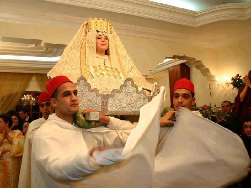 المغرب:
تمتطي العروس حصانًا لزيادة فرصها بإنجاب الأطفال الذكور، وترمي  بيضة مزينة بالحناء على جدار منزلها الجديد، ويجب أن ترتدي "اللبس الفاسي".