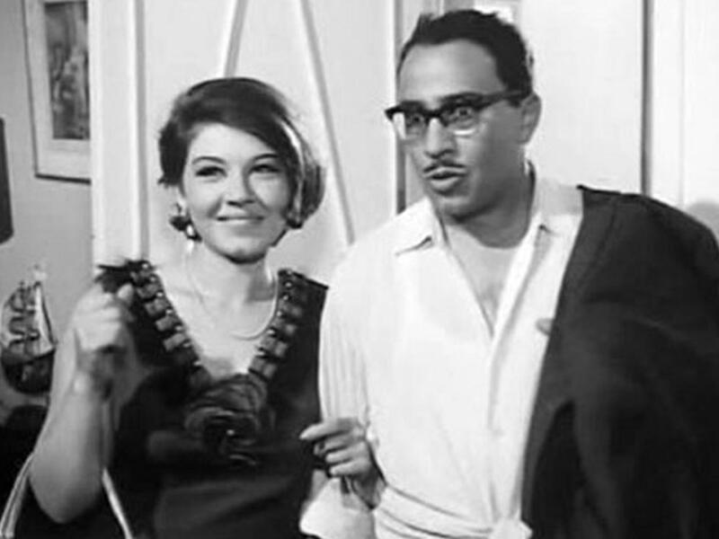 فؤاد المهندس وشويكار: التقيا للمرة الأولى في مسرحية "السكرتير الفني"، و أثناء تقديم أحد العروض، ليخرج المهندس عن النص قائلًا : "تتجوزيني يا بسكويتة؟!"، استمر زواجهما 20 عامًا قبل أن يحدث الطلاق.