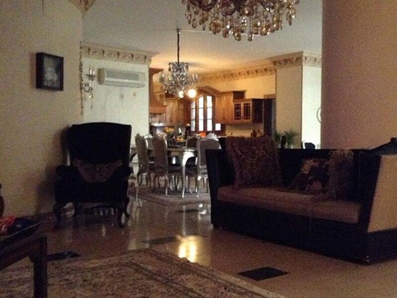 شاركت الفنانة غادة عبد الرازق معجبيها بصور لمنزلها عبر الانستغرام الذي يظهر فخامة وذوق الفنانة
