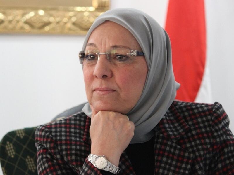 أنا الحمد لله بعرف أطبخ أرانب وملوخية كويسين جدًا: كان طبيخ الملوخية أول اهتمامات وزيرة القوى العاملة والهجرة السابقة، الدكتورة ناهد العشري، فبدلا من أن تتحدث عن الامور التى تهم المواطن المصري،تحدثت فى وسائل الاعلام المختلفة عن الأكلات التى تجيد طبخها