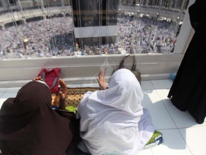 حكم من أتمت الحج من غير محرم؟ تعتبر في هذه الحالة حجها صحيح تسقط به فريضة الحج عنها، لكنها آثمة في سفرها من غير محرم، وعليها التوبة إلى الله والاستغفار.