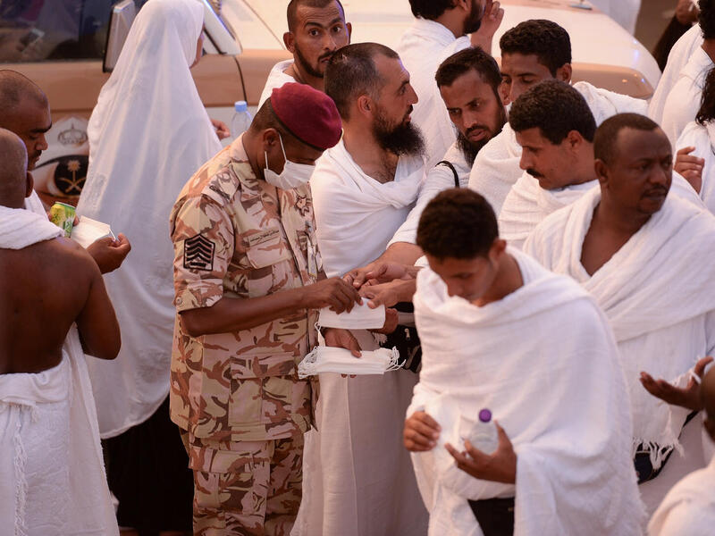 الجدال يُنْقِص من أجر الحج؟ حجته صحيحة، وتُجْزِئه عن الفريضة، لكن ينقص أجره فيها بقدر ما حصل منه من جدالٍ مذموم، وعليه التوبة من ذلك.