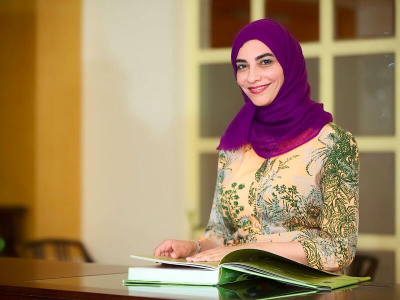 حياة سندي السعودية التي تمكنت من السفر وحدها إلى المملكة المتحدة عندما كانت شابة من أجل مواصلة التعليم العالي.ولقيت مجالات التشخيص والتكنولوجيا الحيوية والاختراعات إشادة في جميع أنحاء العالم.وهي واحدة من بين 30 امرأة تم تعيينهن في مجلس الشورى السعودي