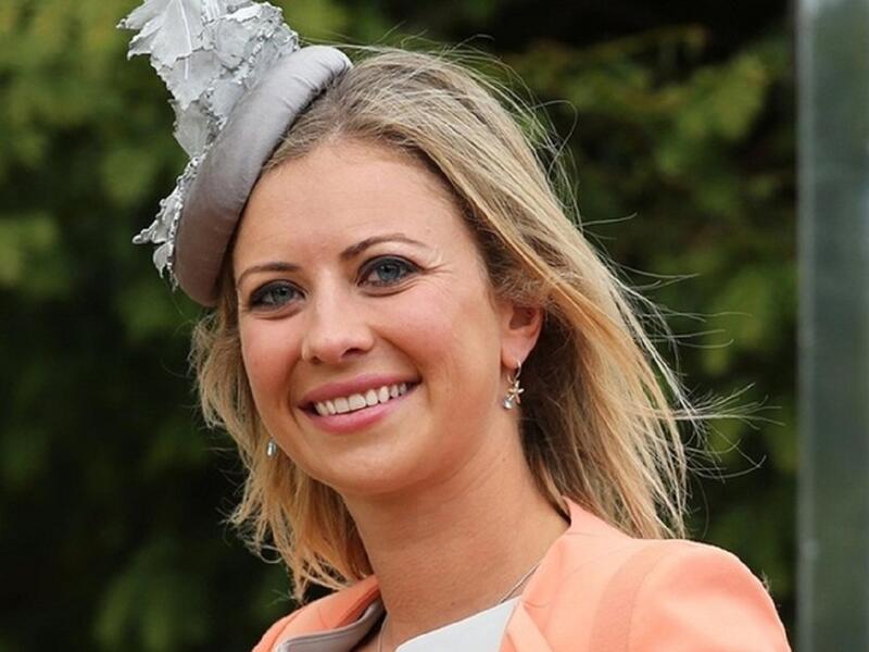 هولي برانسون:هي ابنة الملياردير السير ريتشارد برانسون،ورغم أنها حصلت على ثروتها من والدها،إلا أن هذه الحسناء الذكية تعتمد بشكل كبير على إنجازاتها،إذ أنهت دراستها الجامعية في مجال الطب،كما أنها منخرطة في الأعمال الخيرية التي ينفذها والدها في جميع أنحاء العالم