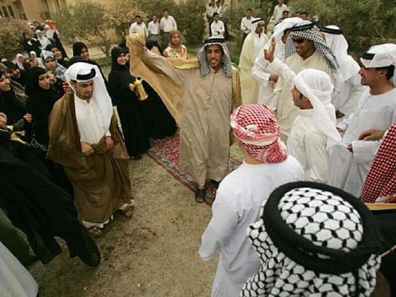 العراق:
يكتب اسم عازبة ترغب بالزواج اسفل حذاء العروس، وفي محافظة ديالى يتبول أحد الأطفال الذكور في العائلة على سرير الثنائي "ليلة الدخلة" لجلب الحظ والتبكير بالمولود الذكر.