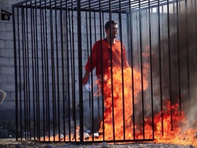 عملية احراق الطيار الاردني معاذ الكساسبة بالنار وهو لا يزال على قيد الحياة من أبرز الجرائم التي شغلت الإعلام والرأي العام بطريقتها وأسلوبها الأقرب لأفلام هوليود واعتمد التنظيم طريقة الإعدام هذه بحجة " أن الجزاء من جنس العمل".