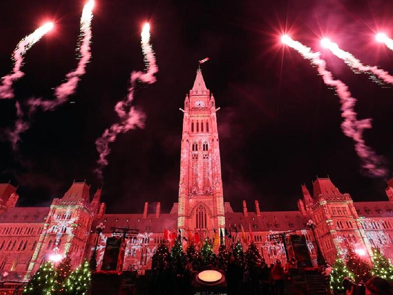 كندا:
تعَدّ كندا من أفضل الوجهات السياحية في العالم في شهر ديسمبر، فقضاء الكريسماس في منطقة شلالات نياغرا، حيث تنتشر موائد الطعام والفرق الموسيقية من حول العالم للاستمتاع بالليل حتى النهار.