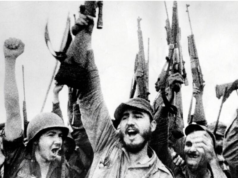 انتشرت مبادئ كاسترو الثورية وتلقت تأييدا واسعا في كوبا. وتمكنت قواته في عام 1959 من الاطاحة بباتستا الذي أصبح نظامه يرمز الى الفساد وعدم المساواة. وتسلم كاسترو سدة الحكم وسرعان ما حول بلاده الى النظام الشيوعي لتصبح كوبا اول بلد تعتنق الشيوعية في العالم الغربي.