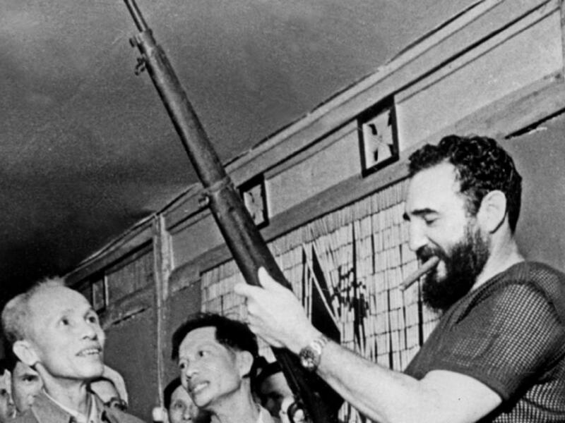 حمل السلاح ضد الرئيس فالجنسيو باتستا عام 1953 على رأس اكثر من مائة من أتباعه. الا ان محاولته احبطت وسجن هو وشقيقه راؤول. وبعد عامين صدر عفو عن كاسترو الذي واصل حملته لإنهاء حكم باتستا من المنفى في المكسيك. وشكل قوة مقاتلة عرفت بحركة 26 يوليو.