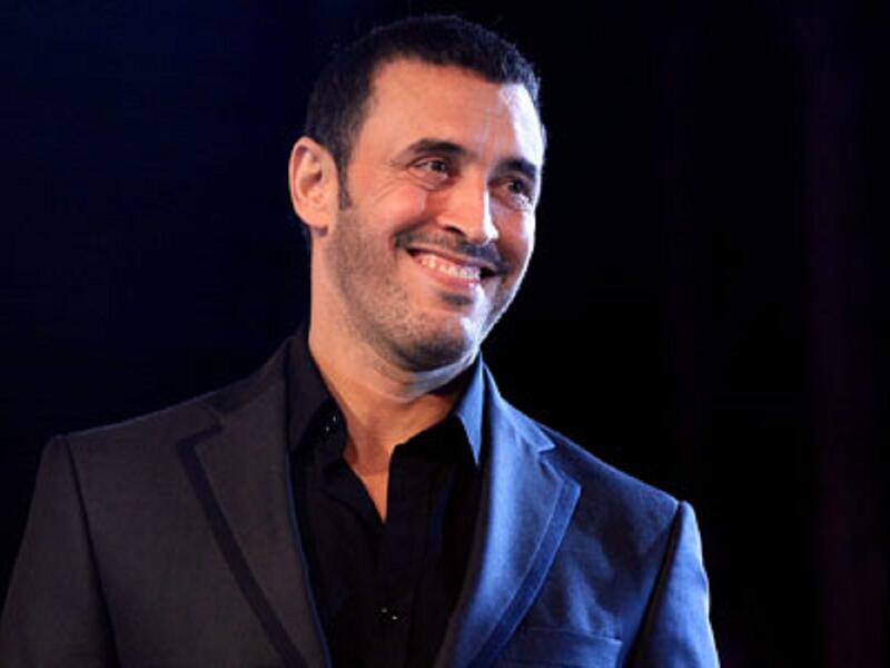 فاجأ قيصر الفناء العربي الفنان كاظم الساهر الجمهور بقيامه بتقديم اغنية أجنبية وهي "on love" على مسرح ذا فويس في حلقته النهائية.