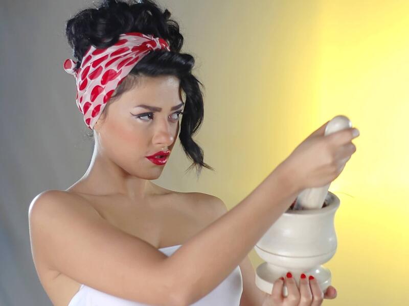 شاكيرا العرب ارادت ان تنافس النجمة العالمية شاكيرا ولكن باتجاه مختلف فاستعانت بـ "الكون" واطلقت كليبها "أدق الكمون".