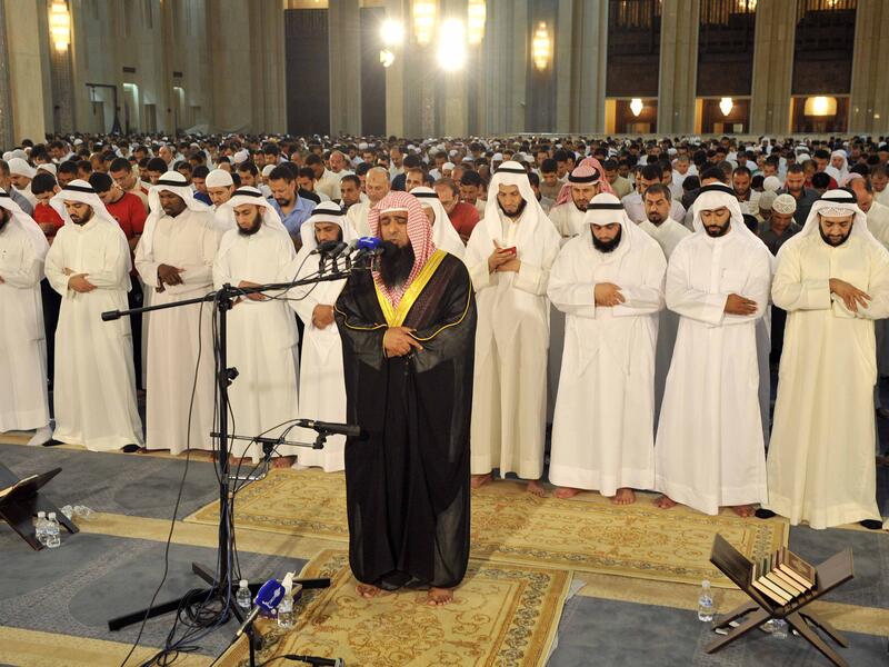 الكويت مذاق خاص وتتلخص ملامح رمضان في إقبال الناس على المساجد وتلاوة القرآن والذهاب إلى الأسواق والدواوين والسهر أمام الفضائيات والتواصل مع الأرحام وإعداد الولائم ودعوة العائلات لها وفي الكويت تشتهر (الهريس) كطبق رئيسي، وهناك أكلة التشريب.
