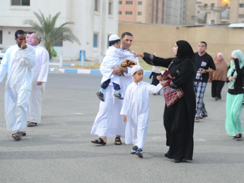 الكويت يجتمع الجميع  بالعيد رجالا ونساء وأطفالا في البيت الكبير ليتلاقى أفراد العائلة، لتبادل التهنئة وقضاء أوقات طيبة مع تناول القهوة، ويتبادلون التهنئة بالعيد وتقدم اكلات خاصة بالعيد مثل شعر البنات والهريس 