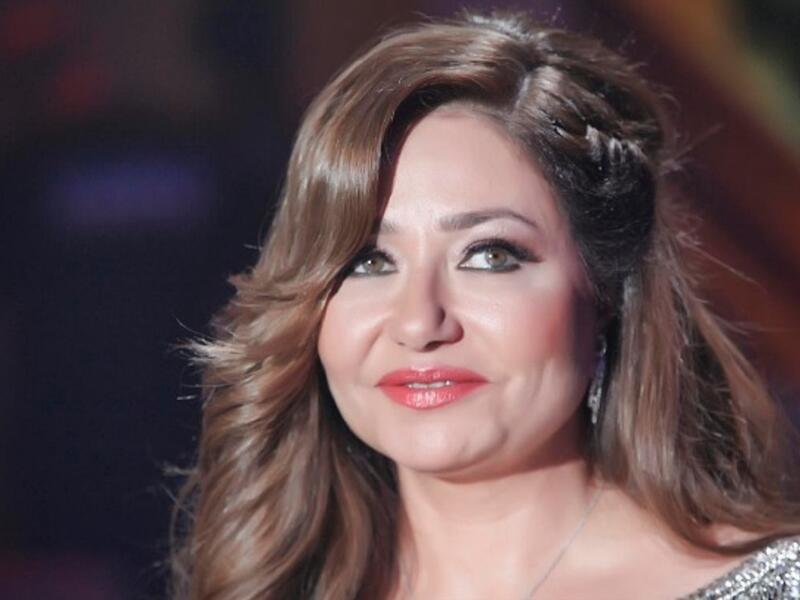  الممثلة المصرية ليلى علوي تبلغ من العمر 53 سنة ومع ذلك ظهرت مؤخراً في مسلسل "هي ودافنشي"، بوزن أقل، حيث بدت أصغر بكثير، وعكست علوي جمالها من خلال ألوان المكياج الهادئة ، واختارت من الأزياء ما يبرزها أصغر بعشرات السنوات من سنها الحقيقي