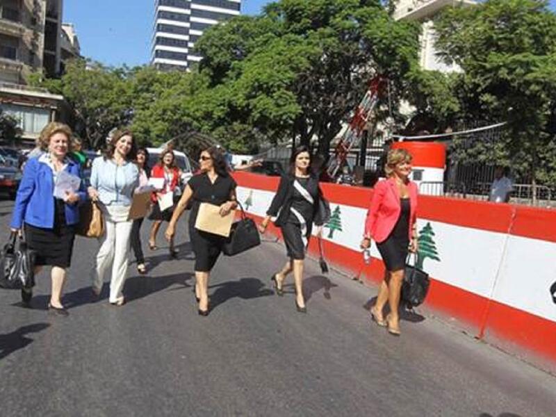 احتل لبنان المرتبة 143، حيث لا تشكل النساء سوى ثلاثة بالمائة من أعضاء البرلمان. وأتت عمان في المرتبة (142)، تلتها الكويت في المرتبة (141).وحلّت مصر في المرتبة (132) في قائمة أقل الدول تمكيناً للمرأة سياسياً في العالم. أما السعودية فحلت في المرتبة 121.