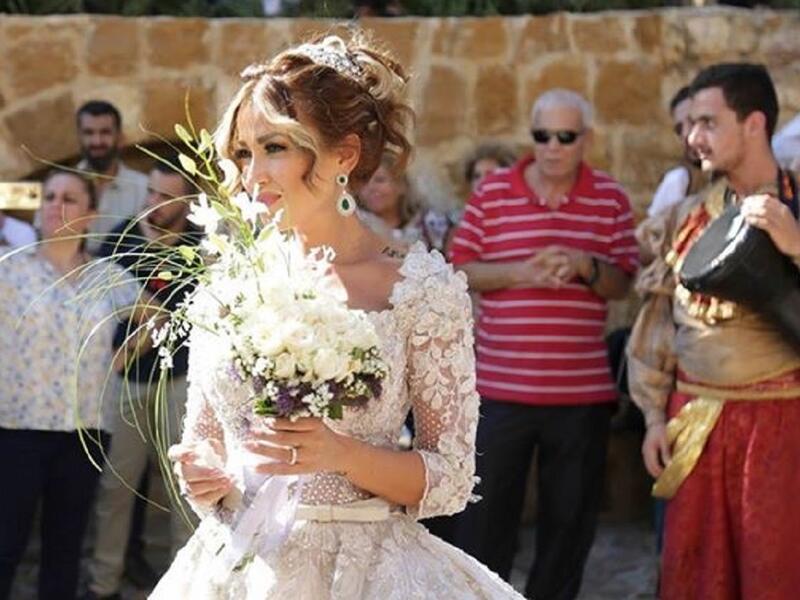 نشرت أنجي عبر حسابها الخاص على الفيسبوك  قبل موعد زفافها بيومين صور لحفل زفاف لها أقيم في لبنان وارتدت فيه فستان زفاف مختلف عن الذي ارتدته في مصر. ولكن الملفت ان ملك جمال لبنان"العريس" لم يظهر في اي صورة .