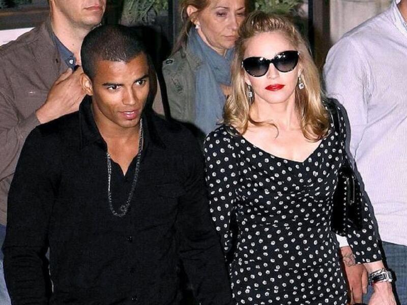 ملكة البوب الأميركية مادونا (52 عاماً) ارتبطت براقص ال«بريك دانس» الشاب الفرنسي المسلم من أصل جزائري إبراهيم زيبات(24 عاماً).