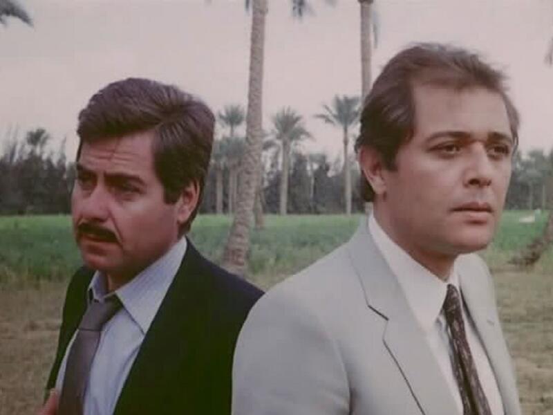 ظهر لأول مرة في مسلسل الدوامة في أوائل السبعينات، ثم شارك في فيلم الحفيد،وبعدها توالت بطولاته السينمائية.في عام 1982 بدأ محمود عبد العزيز بطولاته بفيلم "العار"، "العذراء والشعر الأبيض"،و"تزوير في أوراق رسمية"، و"الكيف" ثم دور عميل المخابرات في فيلم "إعدام ميت"