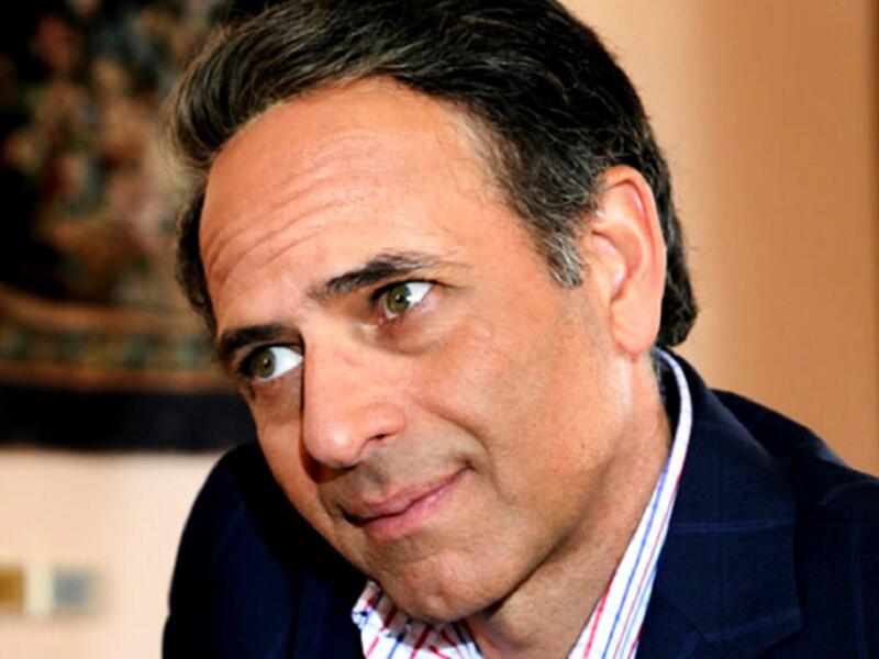 ممدوح عبد العليم ولد في 1956 وتوفي في5 يناير 2016، وهو ممثل مصري. حاصل على بكالوريوس اقتصاد وعلوم سياسية. بدأ مشواره الفني وهو طفل. حصل على جوائز عدة وتوفي أثناء ممارسته للتمارين الرياضية في صالة جيم ، اثر تعرضه لأزمة قلبية مفاجئة .