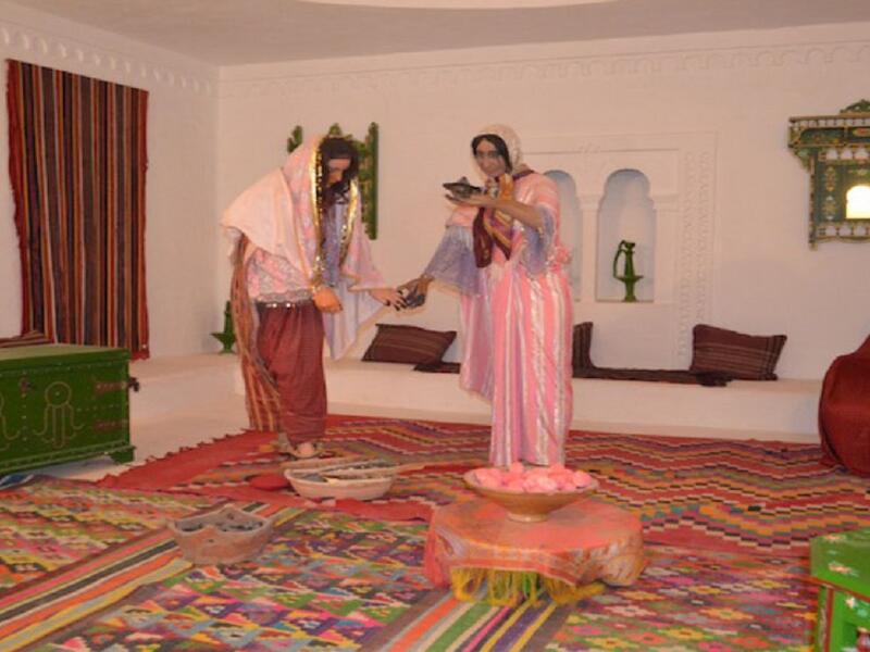 تونس:
في مدينة صفاقس تقفز العروس فوق الأسماك لجلب الحظ السعيد، وفي مدينة بنزرت تجر العروس سمكة بضعة أمتار ومن ثم تقفز فوقها سبع مرات قبل أن تأكلها، لدرء الحسد.