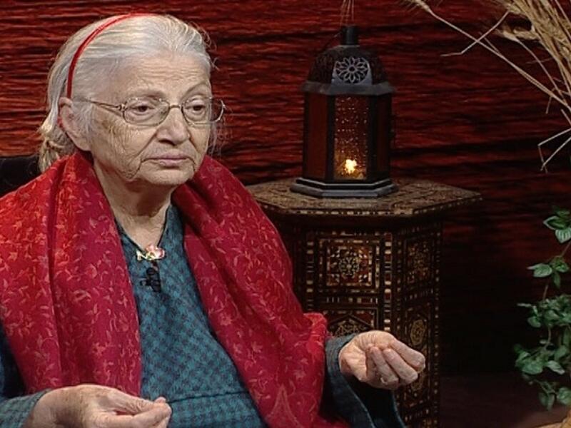 مريم نور تقول عن نفسها انها طالبة في مدرسة الكون التي هي المكان الوحيد الذي يعطيك المساحة كي تستطيع ان تعيش باختيارك، وعرفت بآرائها المثيرة للجدل ولها عدة مؤلفات.