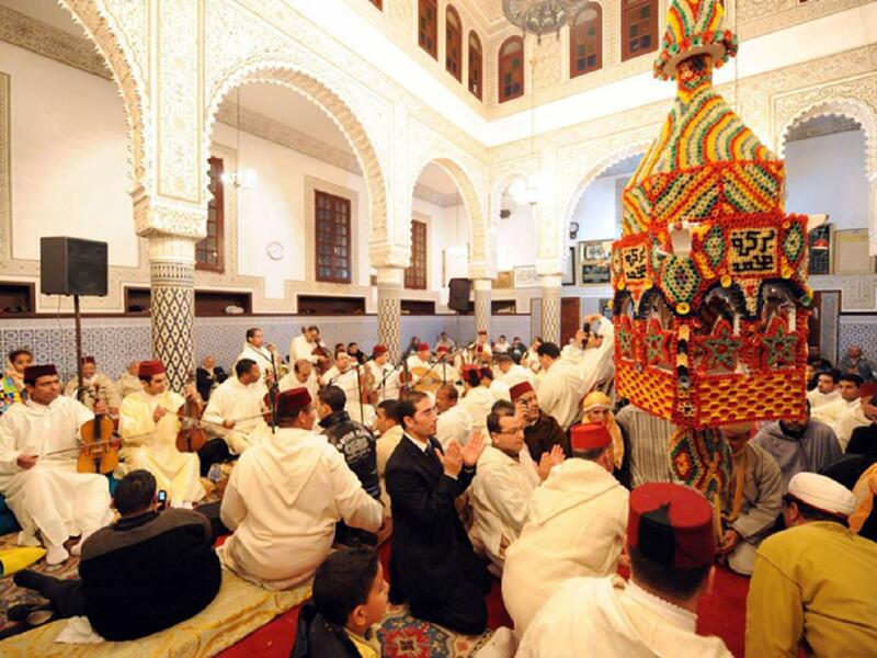 في تونس تنطلق الأناشيد المدحية من صومعة مقام أبى زمعة البلوي بالقيروان وتنتشر رائحة البخور، وتقوم الأسر بإعداد العصيدة بأنواعها، وغالبًا ما تؤجل حفلات عقد القران وختان الذكور لهذا اليوم.
