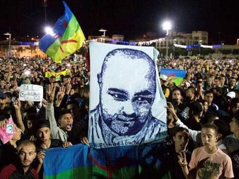 أثار موت بائع السمك المغربي الذي مات سحقا بشاحنة لجمع النفايات في المغرب أثناء مصادرة شحنة سمك غير مرخصة، موجة كبيرة من الحزن والغضب في مناطق مغربية والدول العربية، وضجت مواقع التواصل بعشرات آلاف التعليقات التي عكست حالة من الغضب الشعبي.