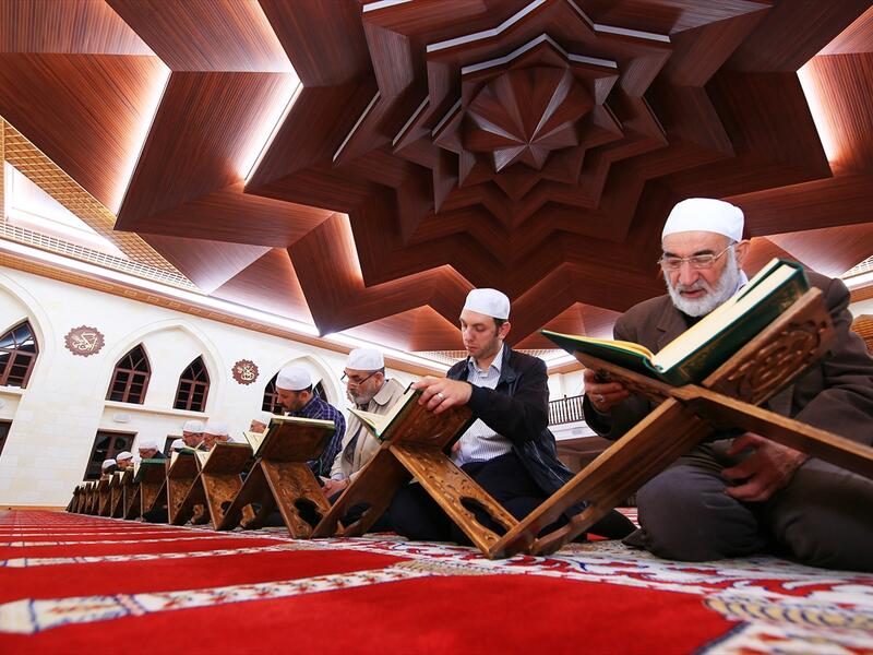 عبادة الله تعالى والتقرب إليه بالطاعات القولية أو الفعلية من الأمور الواجبة والمطلوبة من الإنسان المسلم في كل وقتٍ وحين ؛ إلا أنها تتأكد في بعض الأوقات والمناسبات التي منها هذه الأيام العشرة من شهر ذي الحجة ومنها الإكثار من ذكر الله ودعائه وتلاوة القرآن الكريم