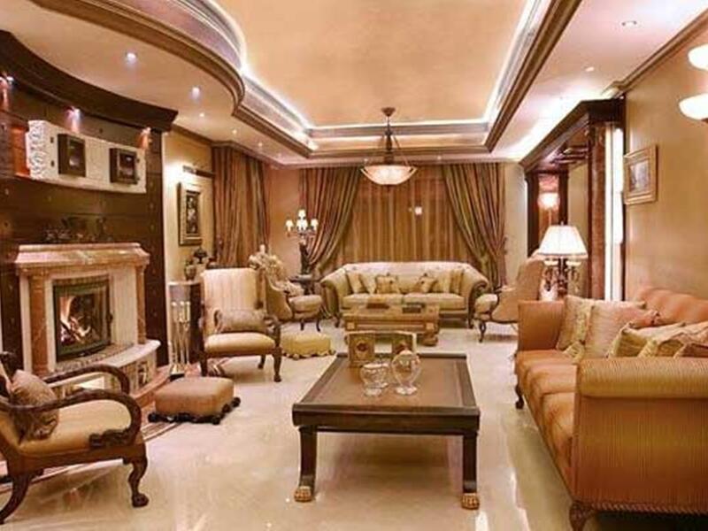 الفنان السعودي محمد عبده الذي يمتلك منزلاً راقياً وفخماً وانيقاً، حيث يُعد تحفه فنيه نظراً لتصميمه الجميل ورفاهيته الراقية.
