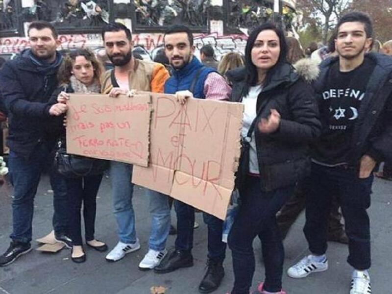 ردا على الهجمات التي تعرض لها الفرنسين وربط الإرهاب بالإسلام أقدم شاب سوري بحمل لافته "أنا مسلم لست إرهابي" وسط  شوارع باريس بعد الهجمات الدموية. الفيديو الذي حقق مشاهدات كثيرة على موقع (الفيسبوك)، أظهر تعاطف المارين مع الشاب في فرنسا.