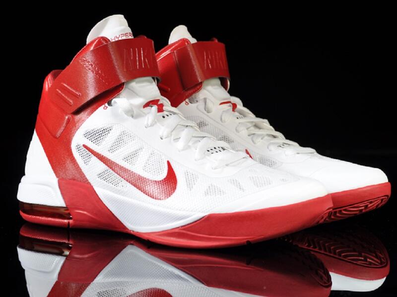 " Nike "نايك، وهي شركة لصناعة المستلزمات الرياضية. ونايك هي آلهة يونانية قديمة يُزعم أنها آلهة النصر.