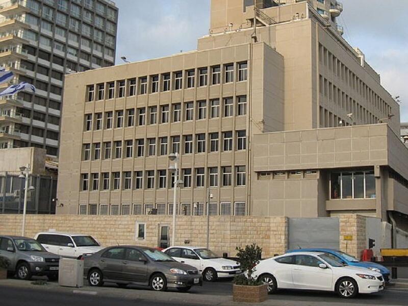 "نقل السفارة الأمريكية لدى إسرائيل إلى القدس"رغم أن عدم نقل السفارة الأمريكية من تل أبيب إلى القدس،يعود إلى عهد الرئيس جورج بوش الابن،إلا أن الرئيس أوباما، حافظ على تجديد رفضه. ولكن ترامب وعد بكسره هذا التقليد الذي تناوب عليه سابقيه حال تقلده منصب رئاسة البلاد