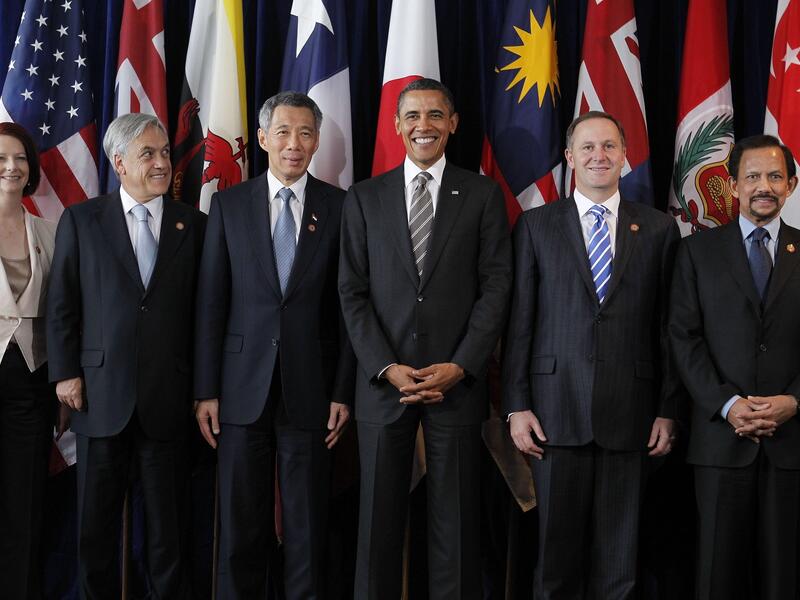 "اتفاقية الشراكة الاقتصادية الإستراتيجية عبر المحيط الهادئ" تشارك فيها عدة دول مهمة منها اليابان وكندا وامريكا...فهي تسعى لفتح منطقة للتجارة الحرة بينها، إلا أن الرئيس المنتخب تعهد "بتقطيعها" عقب وصوله لسدة الرئاسة.