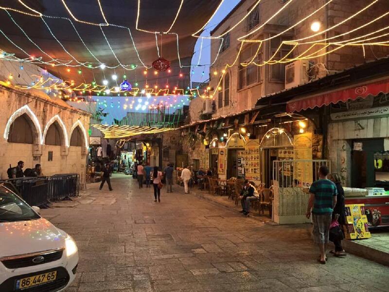 "فلسطين" لا يوجد قانون يجرّم الإفطار العلني في رمضان. لكن مع كل رمضان، تقوم السلطات المحلية في الضفة الغربية بإصدار لائحة تحدد فيها الممنوع والمسموح وقد تختلف من منطقة لأخرى، وعادة تسمح هذه اللوائح بتغريم المفطر علناً أو توقيفه لفترة قصيرة.