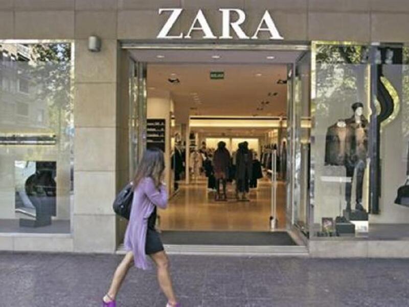 أثارت حادثة منع محجبة من دخول متجر ملابس زارا في باريس بعد يوم من التفجيرات التي شهدتها باريس سخطًا في فرنسا ولاسيما الجالية المسلمة التي دعت إلى مقاطعة هذه الماركة واتهمتها بالعداء للمسلمين.وأكد مدير العلامة التجارية زارا أنه تم طرد الحارس المسؤول.