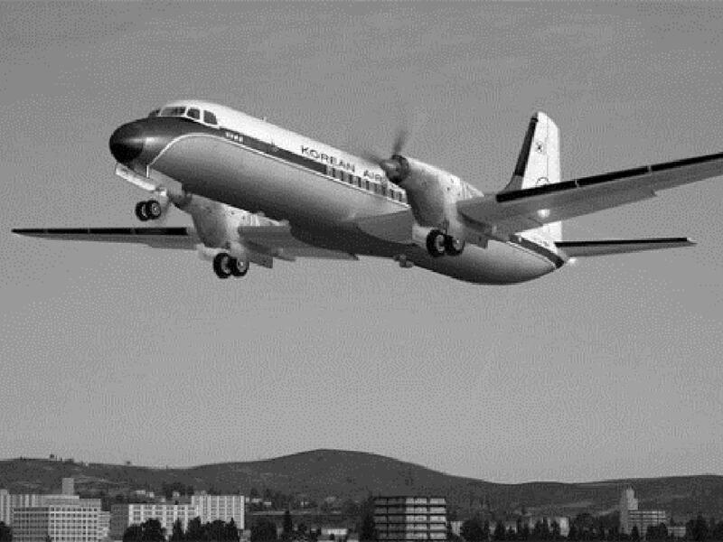 عام  1969، تم اختطاف إحدى طائرات الخطوط الجوية الكورية على يد أحد عملاء كوريا الشمالية. وبعد الاقلاع غيرت الطائرة اتجاهها ثم لحقت بها ثلاث طائرات حربية من القوات الجوية الكورية. وبعد الحادث بـ 66 يوماً، تم اطلاق بعض الاشخاص والأخرون لم يعرف أحد مصيرهم.