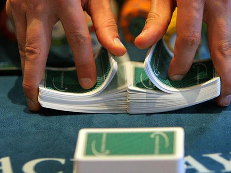 القمار في المكتبة: قانون صدر في بريطانيا سنة 1898 يسمى "قانون جرائم المكتبة" ما زال ساريًا إلى اليوم، وينص على مجموعة من الممنوعات التي لا يمكن للمواطنين ممارستها في المكتبات، من بينها القمار.