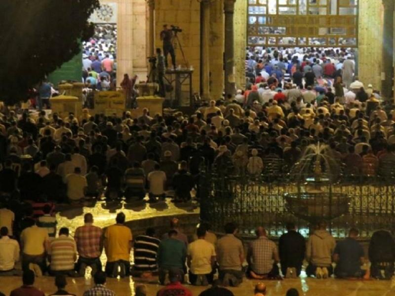 ذكر نبينا محمد صلى الله عليه واله وسلم أن عظمة ليلة القدر لاتحصيها الروايات والاذكار , فان احياء ليالي القدر توجب مغفرة  الرحمة حيث جاء في الحديث ” من احيا ليلة القدر غفرت له ذنوبه ولو كانت ذنوبه عدد نجوم السماء , ومثاقيل الجبال , ومكاييل البحار ”