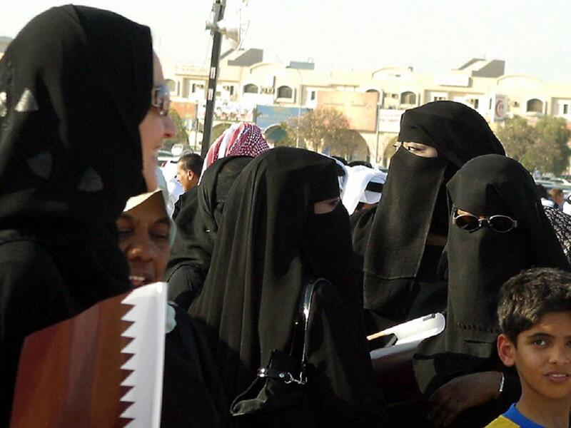 وحلّت قطر في المرتبة 144 ما قبل الأخيرة في قائمة أسوأ الدول لتمكين المرأة سياسياً. ورغم أن النساء القطريات امتلكن حق التصويت في العام 2003، إلا أنه لا يوجد قانون ينص على كوتا معينة لمشاركتهنّ في مجلس الشورى مثلاً.