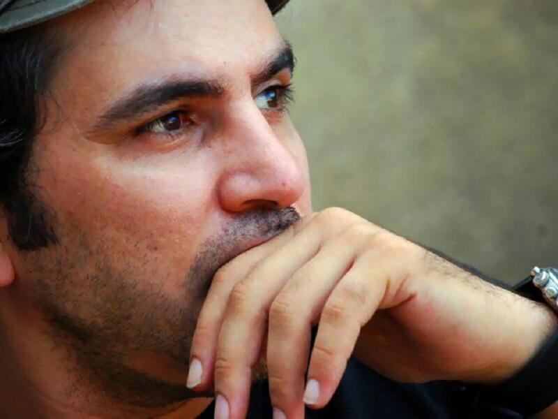 ولد رامي حنا في عام 1974 في دمشق لعائلة فلسطينية الأصل، ووالده هو الفنان يوسف حنا، ومن أهم أعماله الاخراجية مسلسل غداً نلتقي، والذي تدور أحداثه في زمن الثورة السورية، وقد بدأ حياته الفنية كممثل حيث ظهر في مسلسل الفصول الأربعة والتغريبة الفلسطينية.
