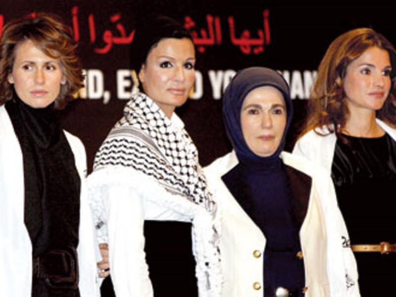 وما زالت هناك مقارنات بين الملكة رانيا العبدالله والشيخة موزة واسماء الاسد من حيث قوة الشخصية والاناقة ولكن دائما ما كانت تتصدر الملكة رانيا في الصحف العالمية .
