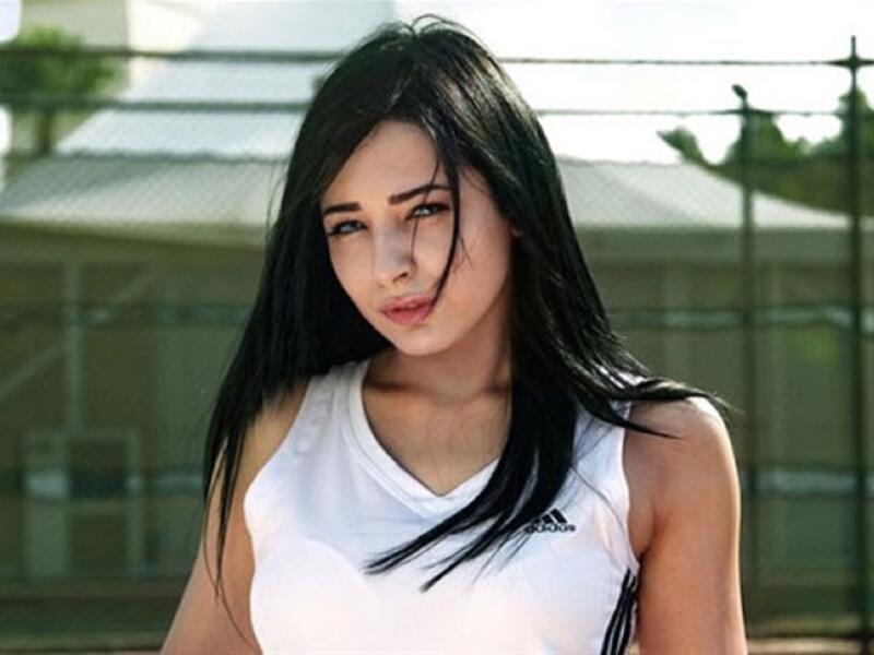 قرّرت المطربة المصرية ساندي بشكل مفاجىء العودة عن الإعتزال الذي قررّته سابقاً أيضاً بشكل مفاجىء، معللةً قرارها حينها بحالتها النفسية . وكانت ساندي أعلنت اعتزالها عبر صفحتها الرسمية على “فيسبوك”