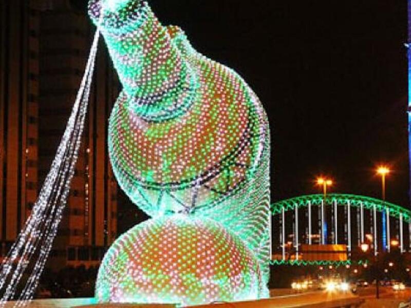 السعودية أهم مظاهر الاستعداد للشهر الفضيل تبدأ قبل الشهر بفترة طويلة، البعض يعتبرها مهرجان رمضاني حيث يقوم السعوديين بشراء كميات كبيرة من الرطب وتخزينها في الثلاجات تمهيداً لهذا الضيف، وعند تحديد موعد رمضان يخرجوا جماعات وبيدهم الدفوف ويغردون:جاكم رمضان بالفرحة