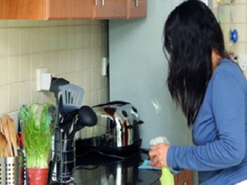  السعودية: قررت زوجة سعودية معاقبة زوجها الخائن بتصوير فيديو يوثق خيانته لها مع الخادمة وقامت الزوجة بنشر الفيديو الذي صدم عدد كبير من رواد موقع تويتر لجرأته.