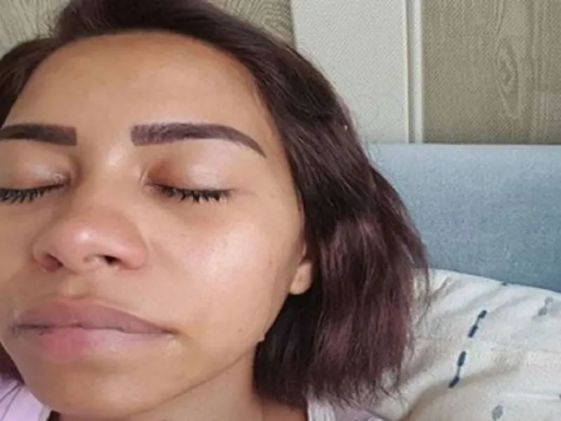 نشرت المطربة شيرين عبد الوهاب صورتها وهي تبكي مطالبة جمهورها بالوقوف إلى جوراها، وشكلت هذه الصورة صدمة لجمهورها لتسارع شيرين الى حذف الصورة.