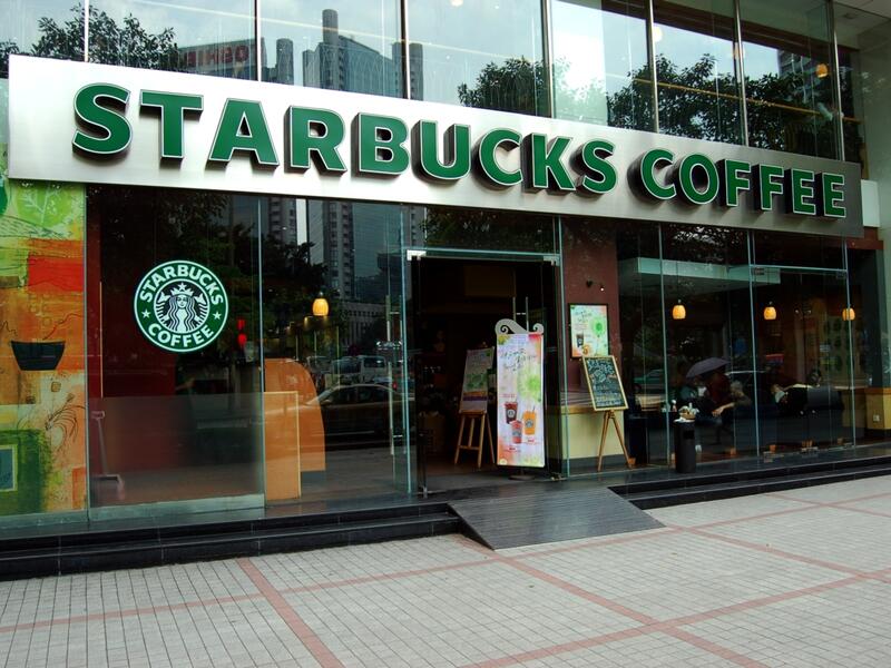 Starbuck” "هي شركة مقاهي أمريكية، ومؤسس الشركة المشارك هوجوردون بوكر، ويقول أن تسمية الشركة بهذا الاسم جاء من اسم منجم تعدين قديم يقع بين شلالات وجبل رينييه Starbo. حيث تم تعديل الاسم قليلًا من قبل المؤسسين ملفيل وبوكر في موبي ديك.