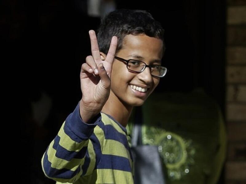 أحمد صاحب الساعة أو أحمد محمد الذي تم القبض عليه بمدرسة بولاية تكساس الأميركية لقيامه بإحضار ساعة إلى المدرسة وأثار الحادث ردود فعل عديدة  عند الرأي العام، بما في ذلك ادّعاءات بممارسة التمييز العنصري وكراهية الإسلام واظهر اوباما ومؤسس فيسبوك دعمهم له